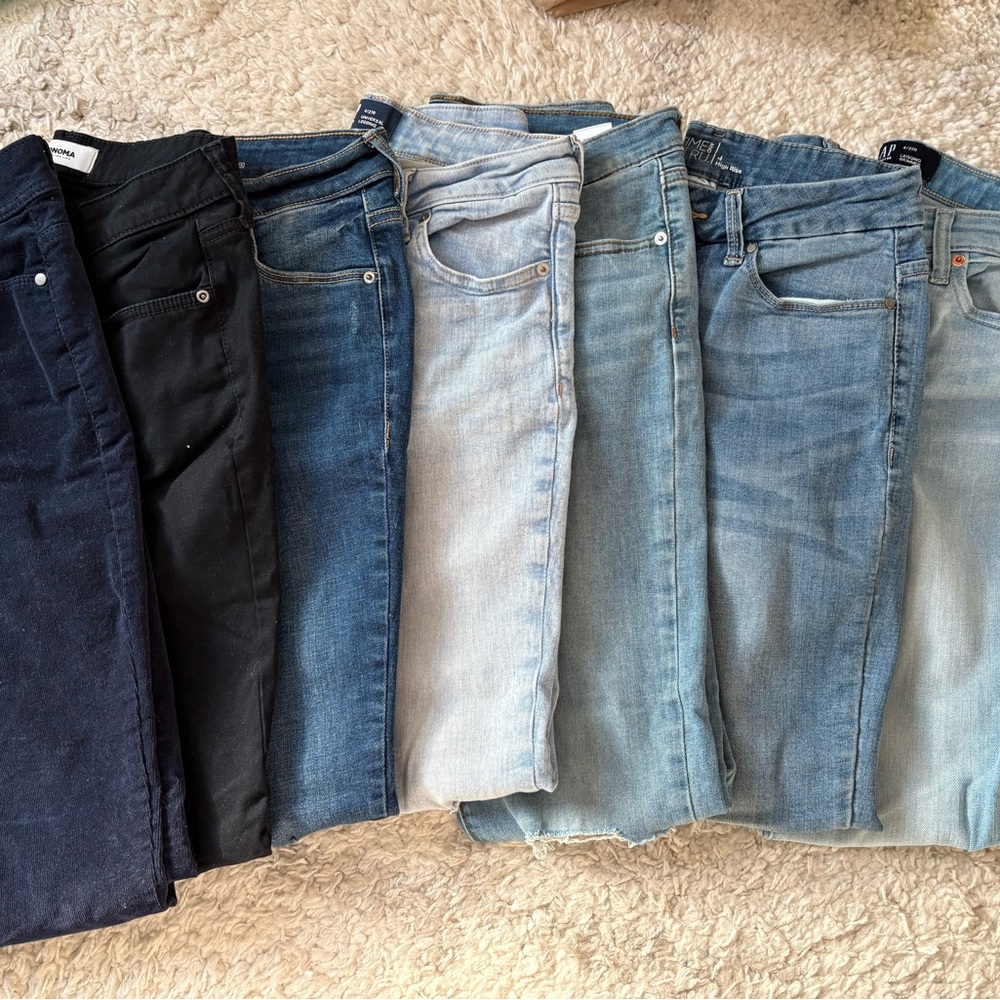 Large bundle of (7) Women's Jeans in Black, Blue, and Light Blue - size 27/4